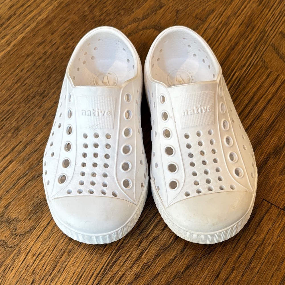 Native Kids Water Shoes in White